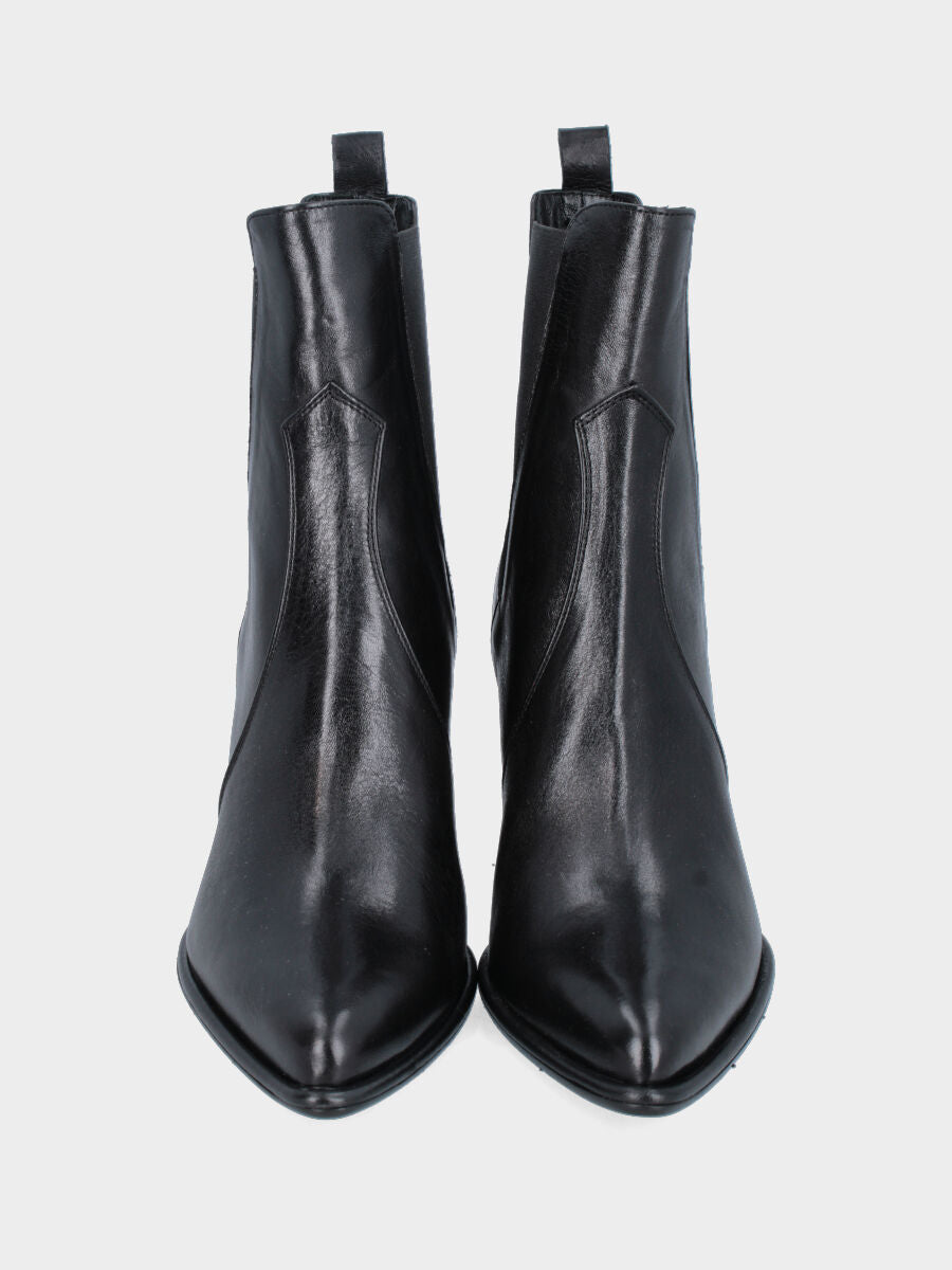 Beatles in nappa nera con punta sfilata e tacco a blocco