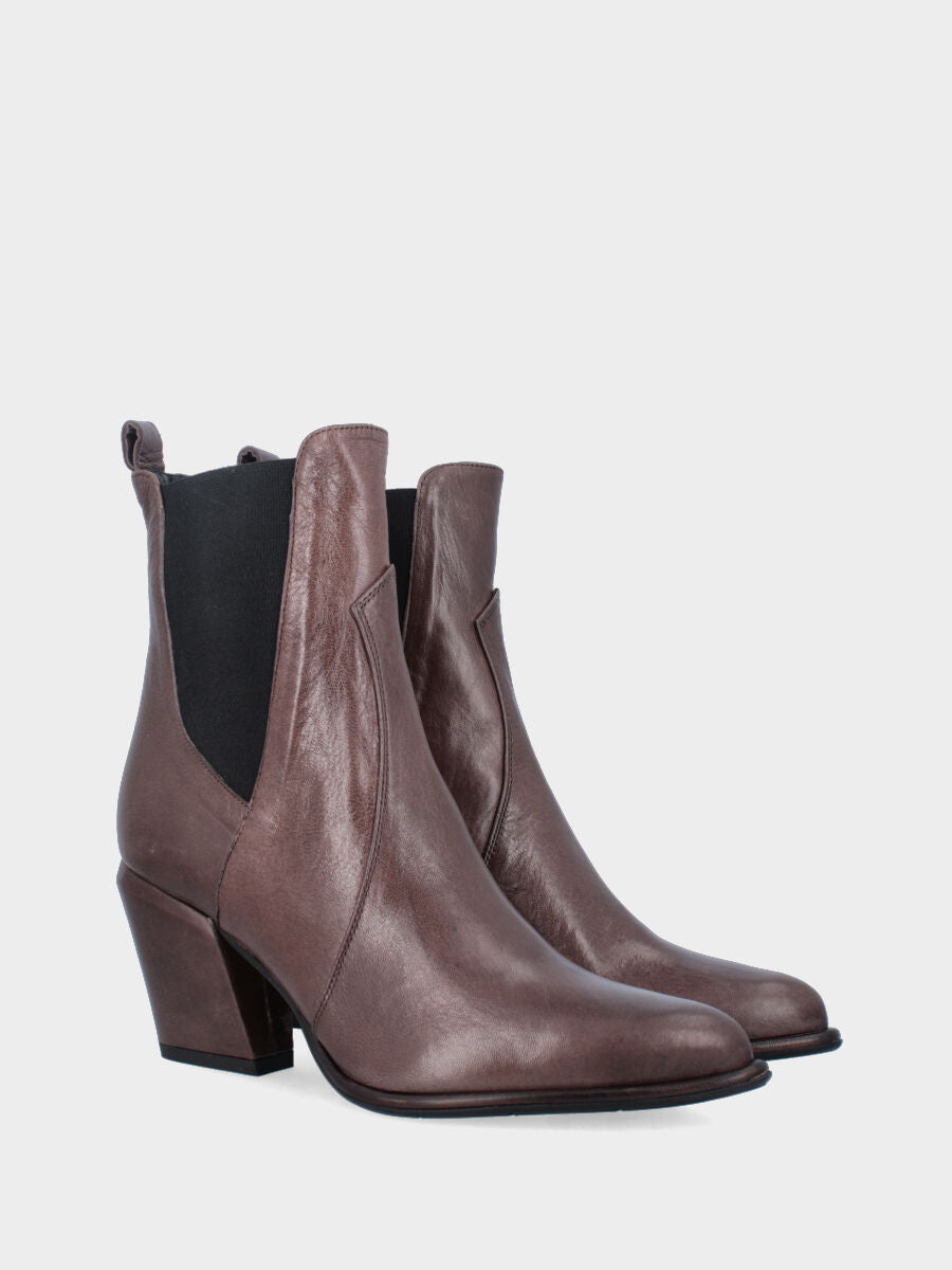 Beatles in nappa taupe con punta sfilata e tacco a blocco