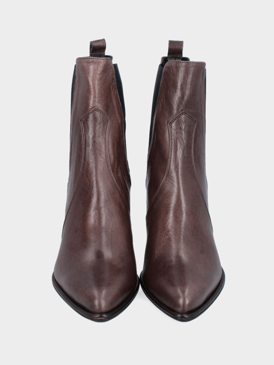 Beatles in nappa taupe con punta sfilata e tacco a blocco