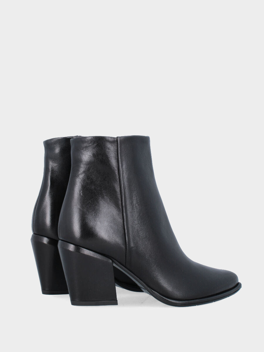 Stivaletto in nappa nera con punta sfilata e tacco a blocco