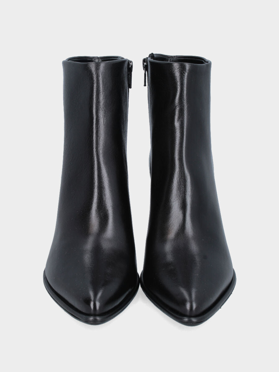 Stivaletto in nappa nera con punta sfilata e tacco a blocco