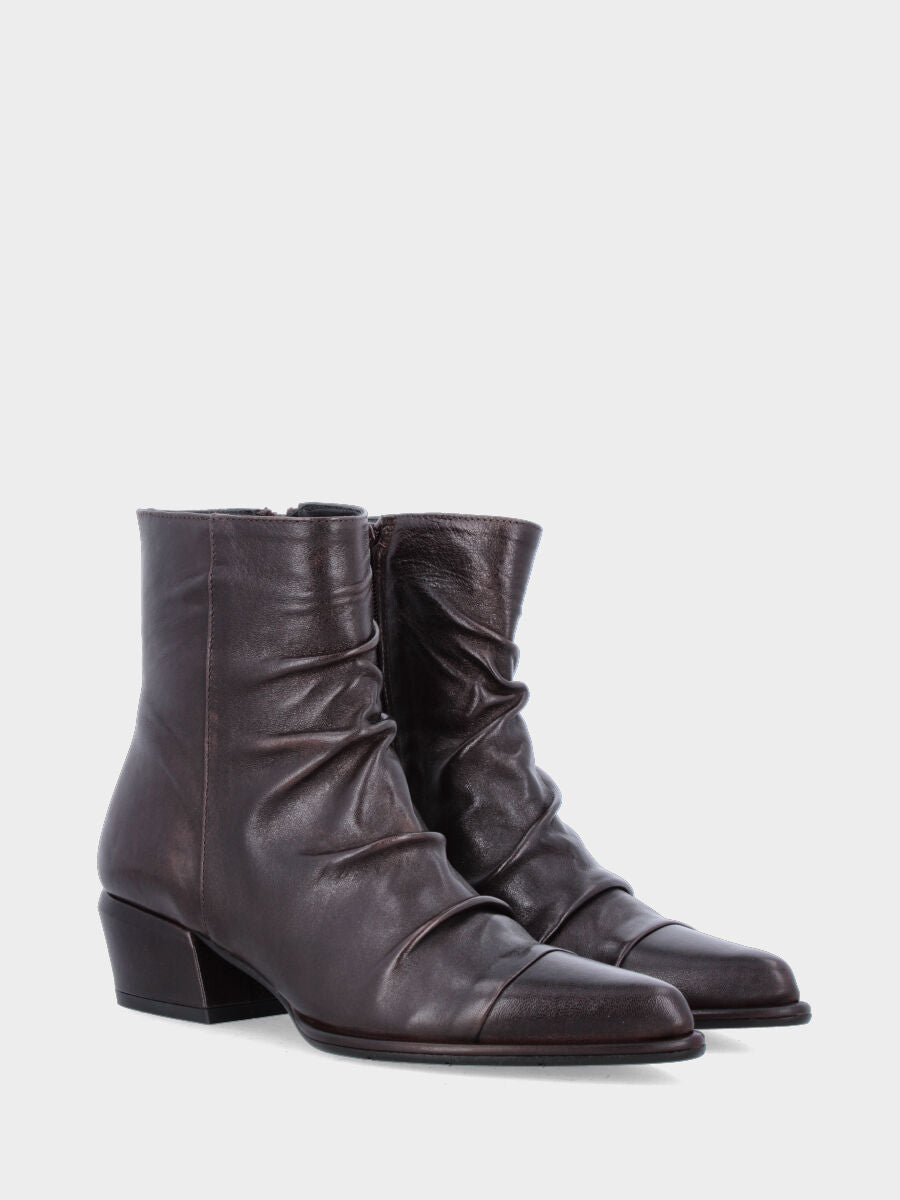 Stivaletto in nappa marrone con tacco a blocco e dettagli goffrati