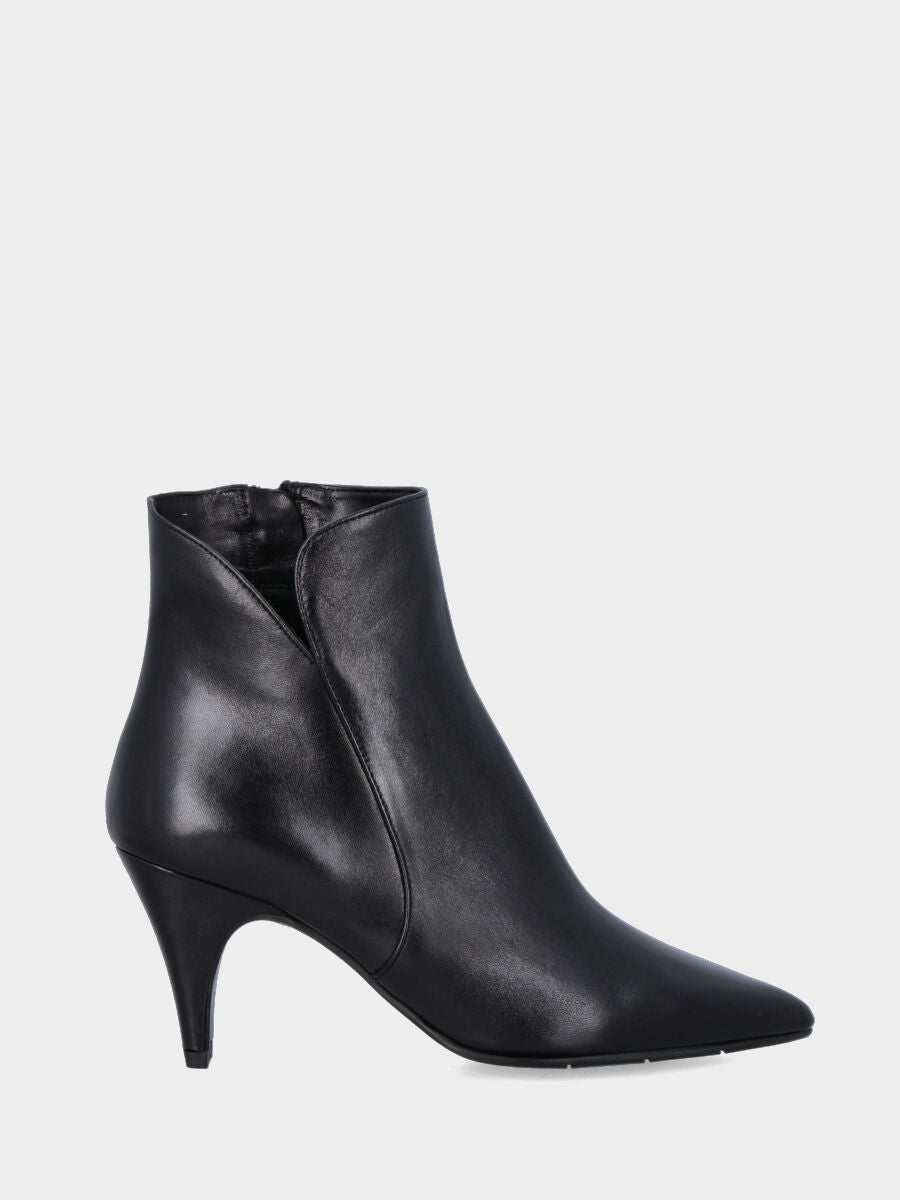 Stivaletto in nappa nera con tacco conico e punta sfilata