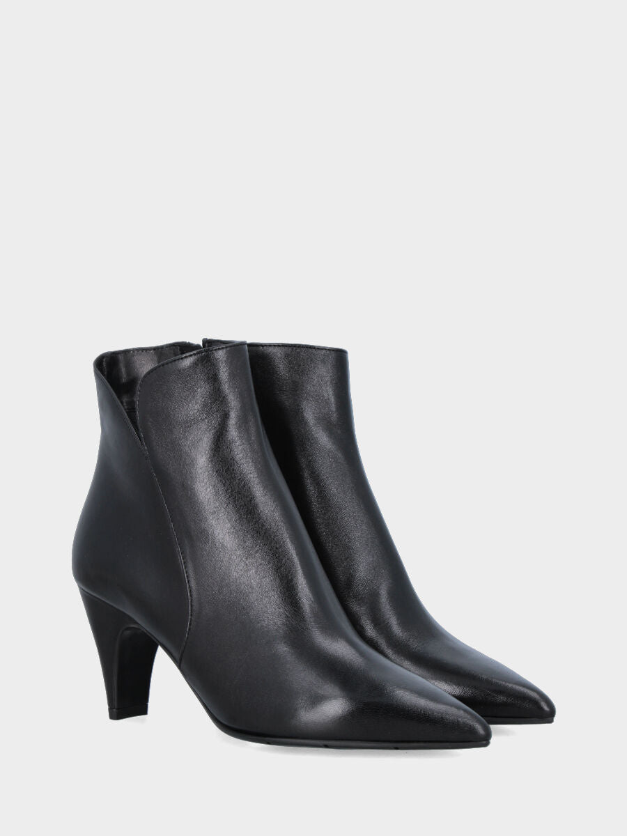 Stivaletto in nappa nera con tacco conico e punta sfilata