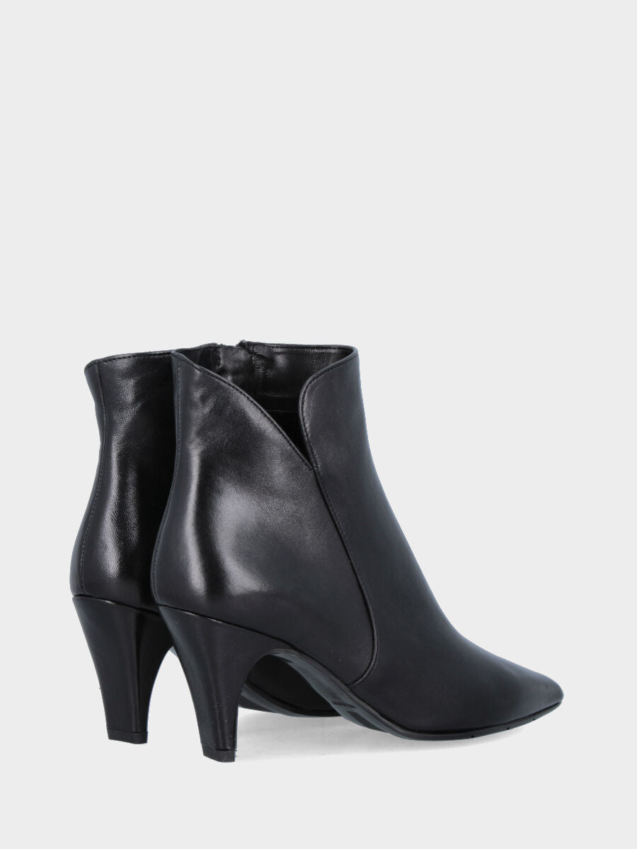 Stivaletto in nappa nera con tacco conico e punta sfilata