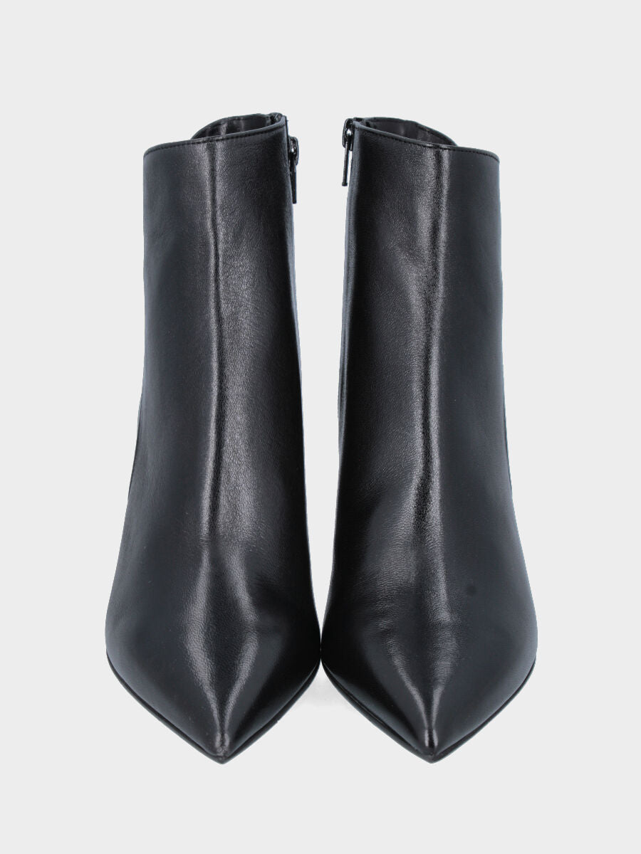 Stivaletto in nappa nera con tacco conico e punta sfilata
