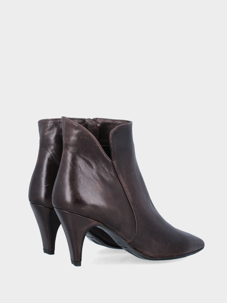 Stivaletto in nappa testa di moro con tacco conico e punta sfilata