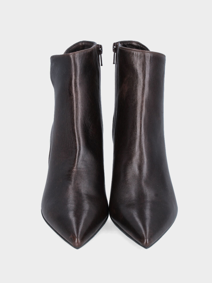 Stivaletto in nappa testa di moro con tacco conico e punta sfilata