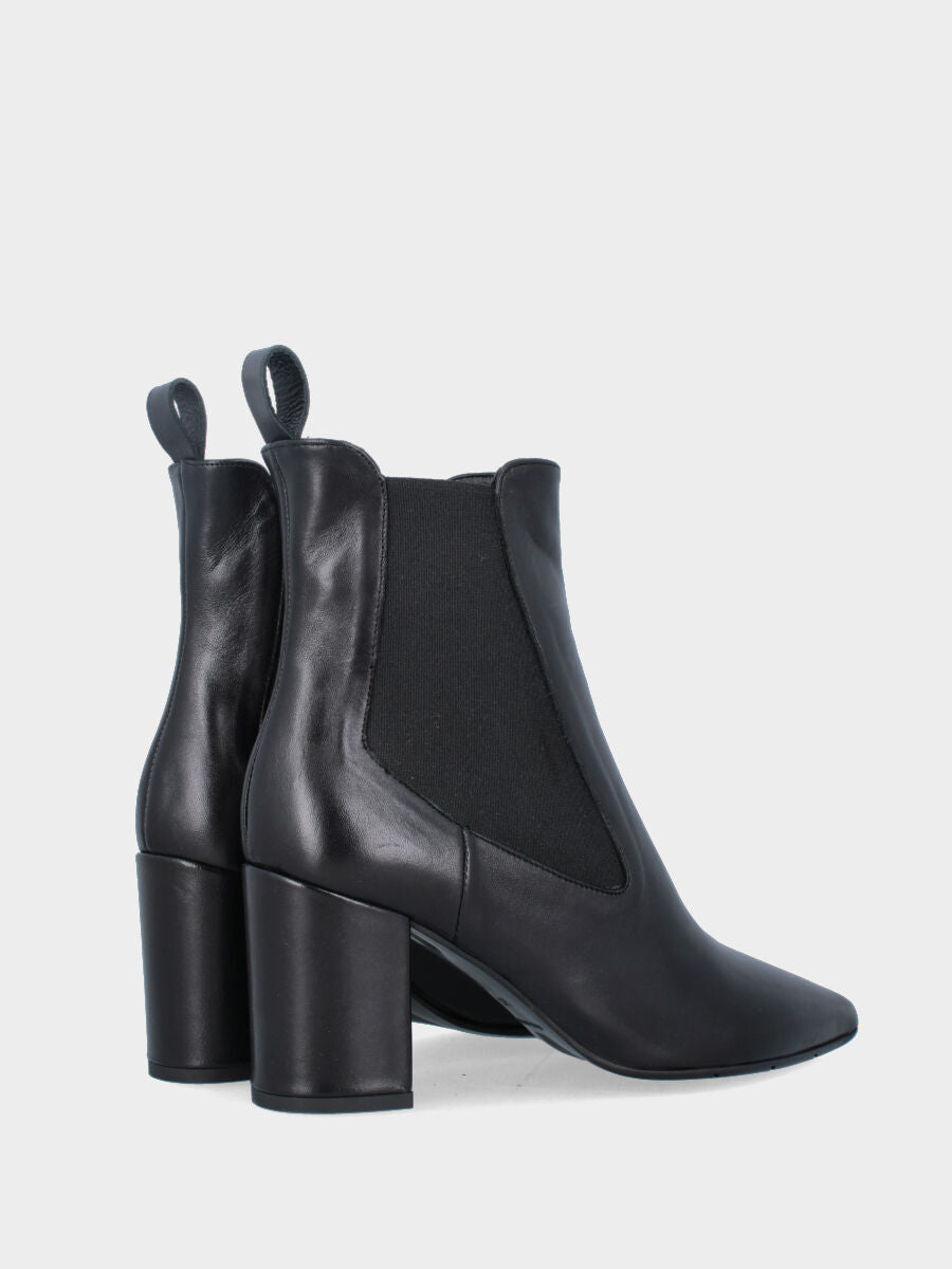 Beatles in nappa nera con tacco a blocco largo