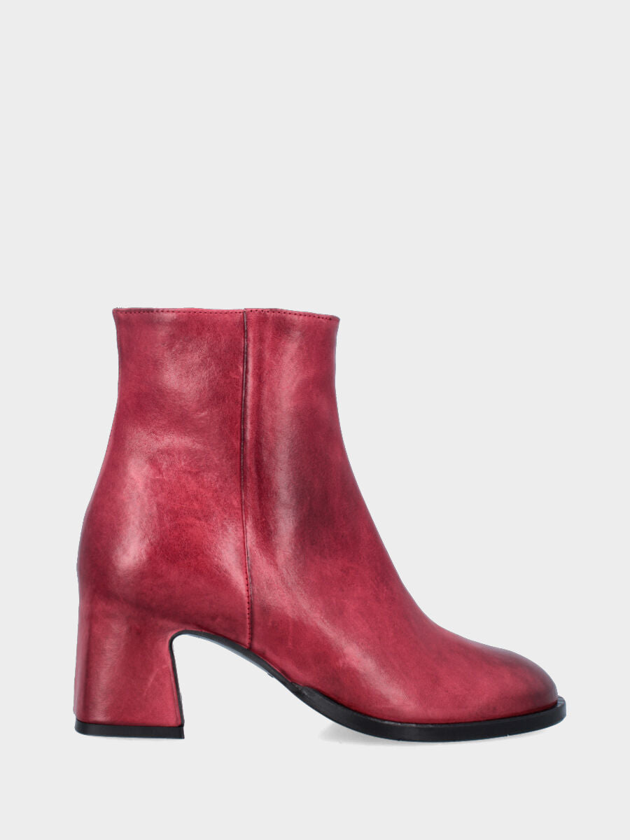 Stivaletto in vitello rosso con tacco rivestito e punta tonda