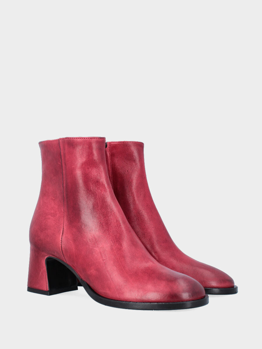 Stivaletto in vitello rosso con tacco rivestito e punta tonda