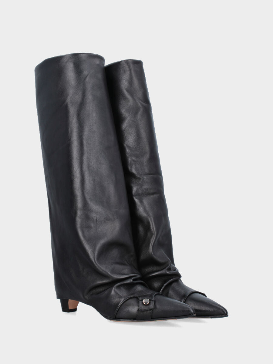 Stivale in nappa nera con gambale risvoltato e cinturino finale