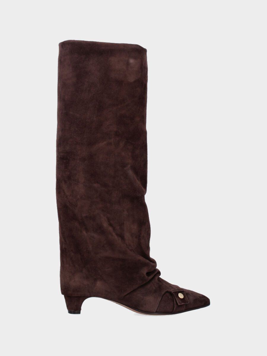 Stivale in camoscio testa di moro con gambale risvoltato e cinturino finale