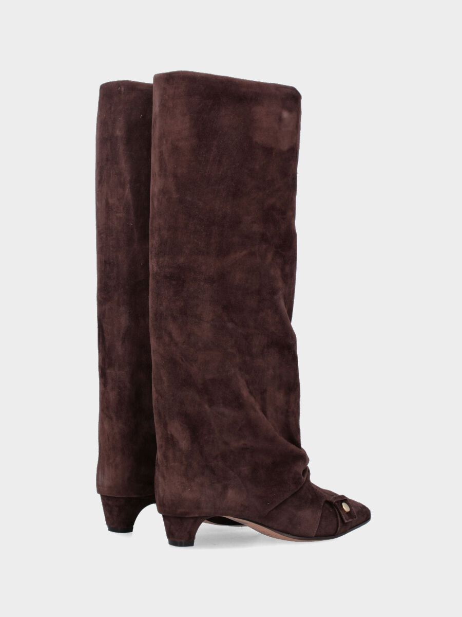 Stivale in camoscio testa di moro con gambale risvoltato e cinturino finale