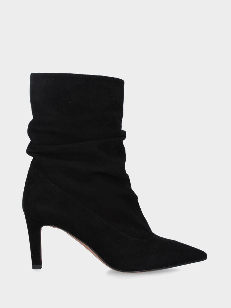 Stivaletto in camoscio nero con gambale goffrato e tacco stiletto
