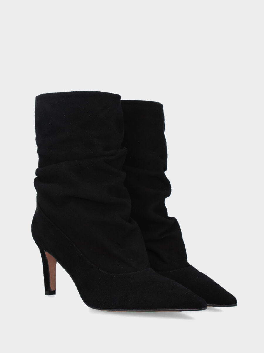 Stivaletto in camoscio nero con gambale goffrato e tacco stiletto