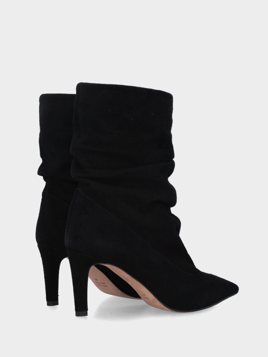 Stivaletto in camoscio nero con gambale goffrato e tacco stiletto