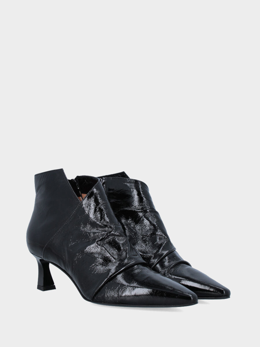 Tronchetto in verlux nero con punta quadrata e tacco laccato