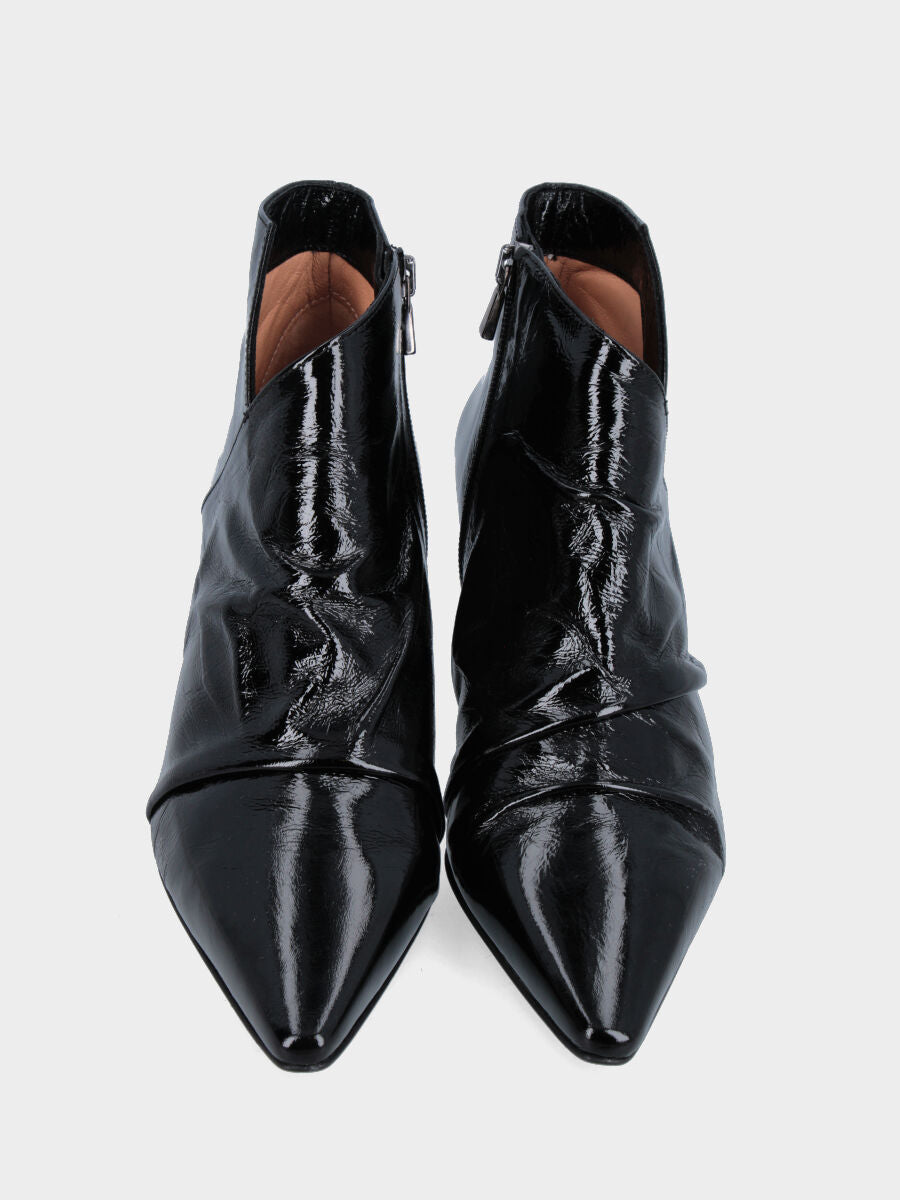 Tronchetto in verlux nero con punta quadrata e tacco laccato