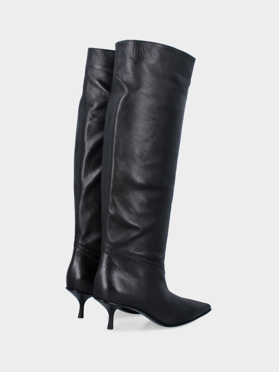 Stivale a tubo in nappa nera con punta sfilata e tacco a calice