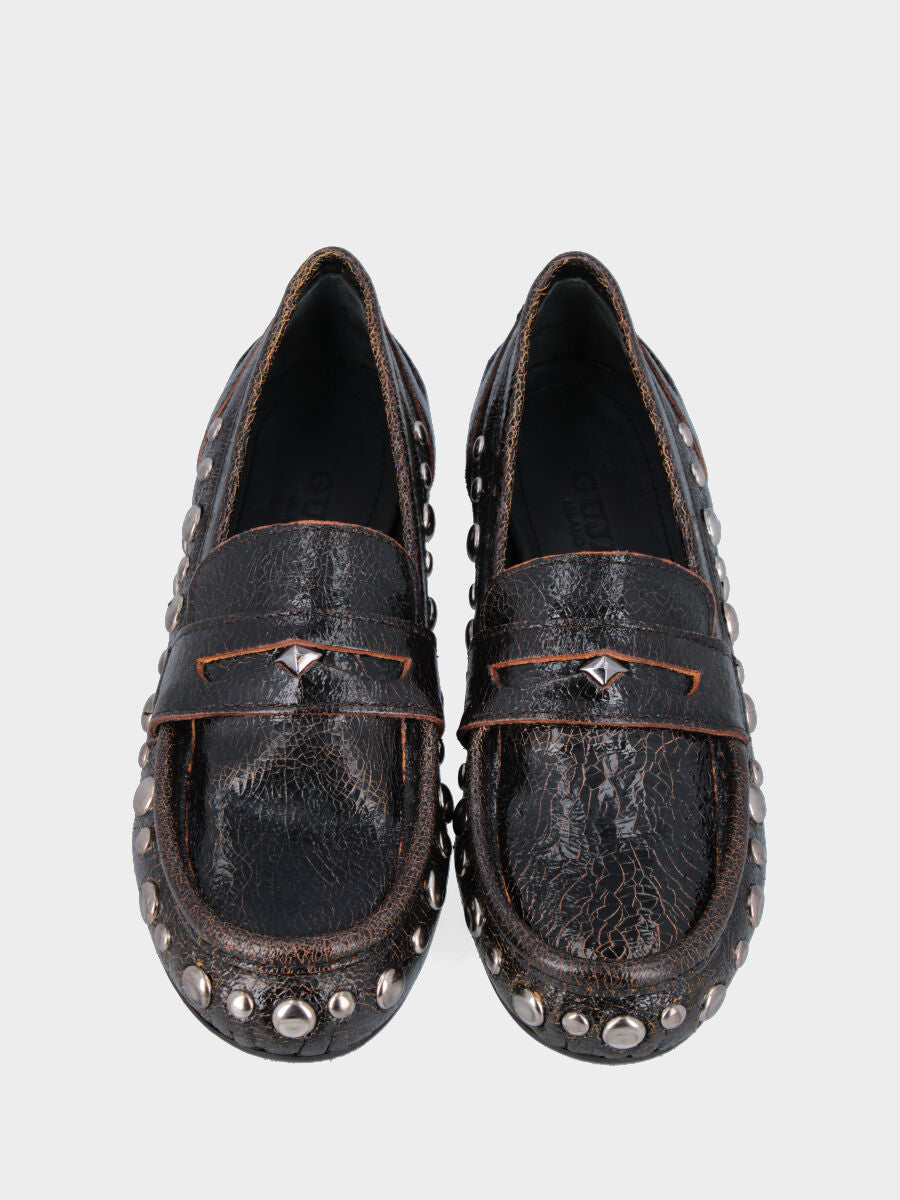 Mocassino in vernice craccata testa di moro con borchiette