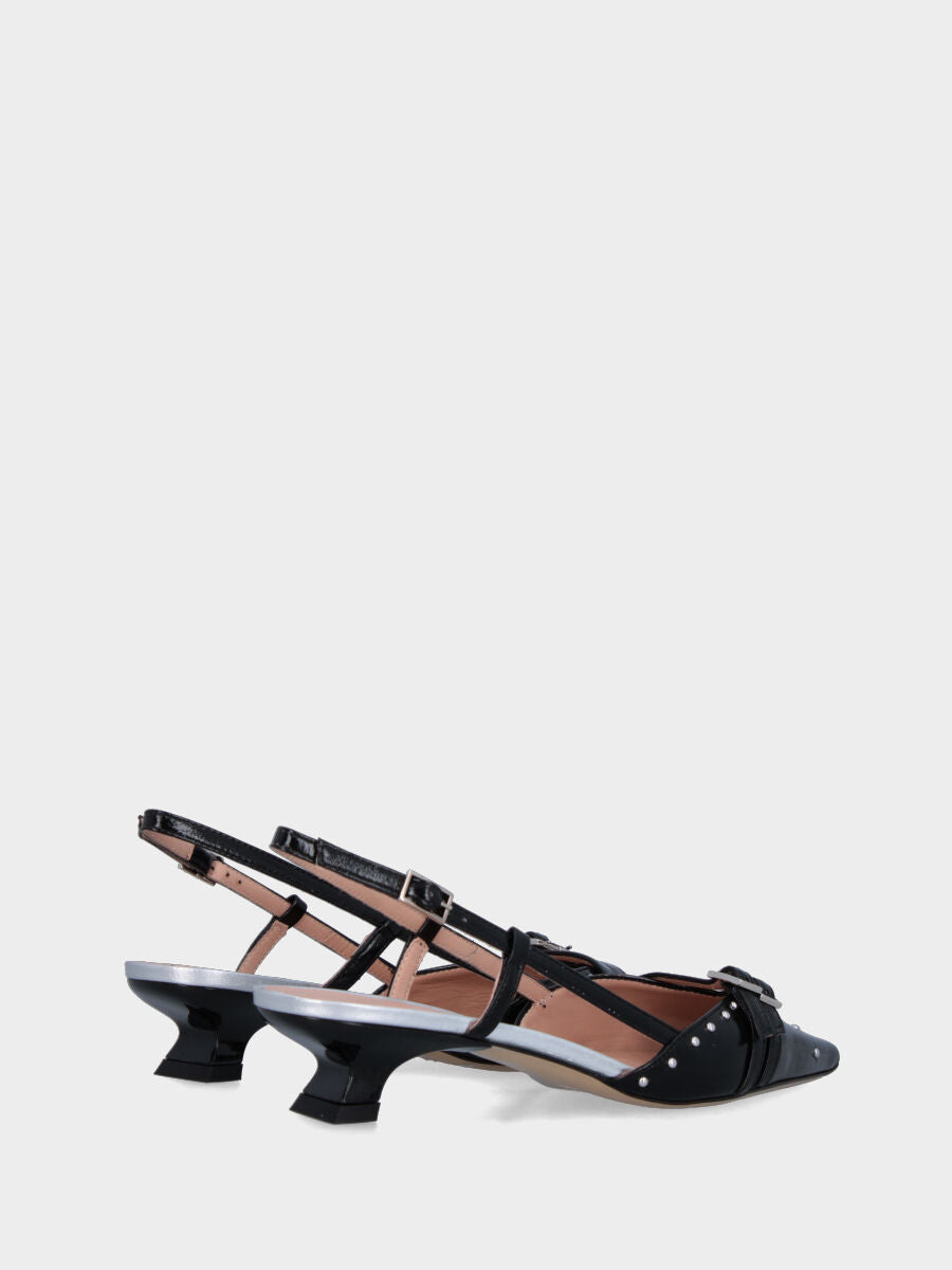 Slingback in vitello abrasivato nero con cinturini e borchie