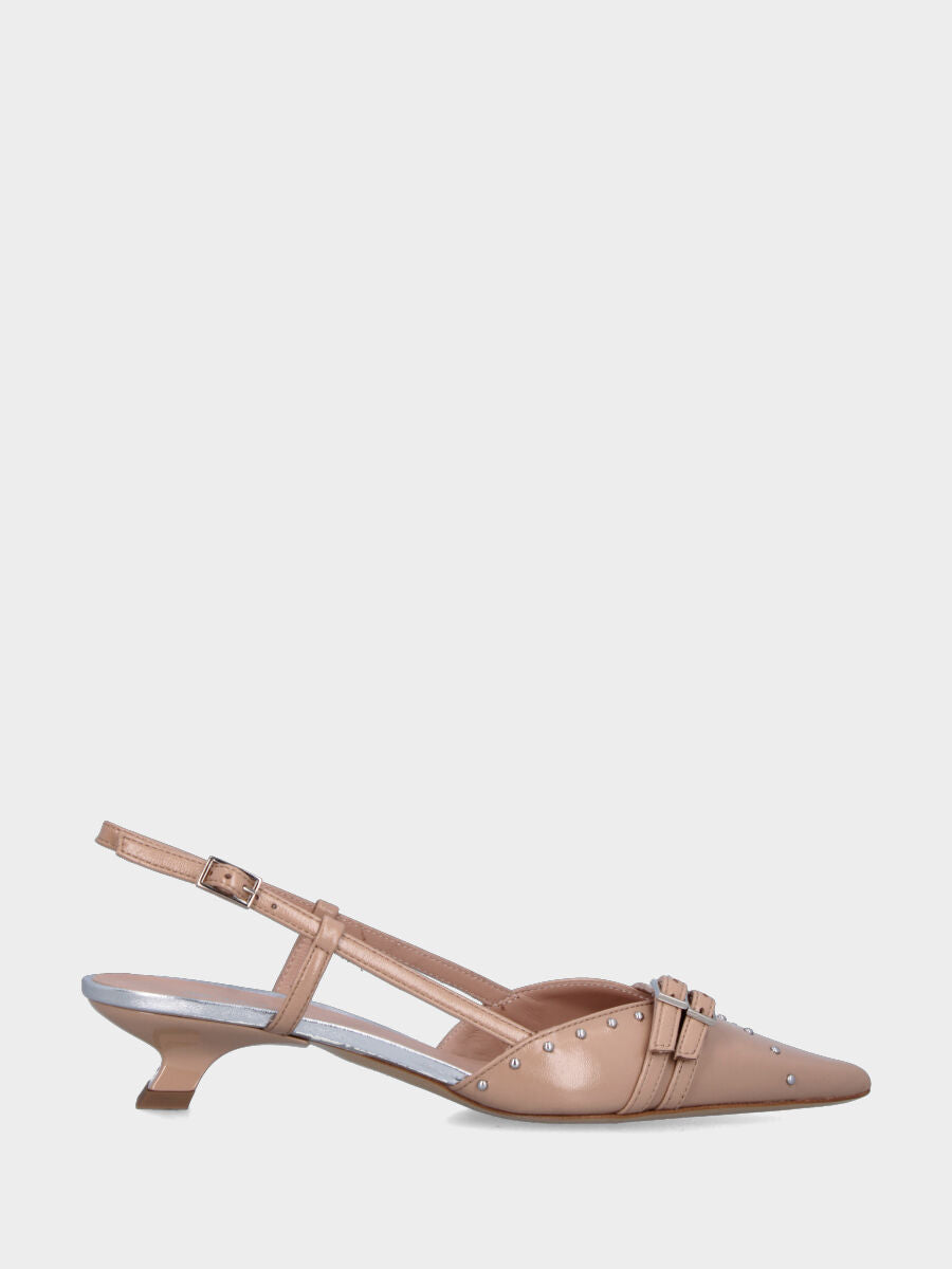 Slingback in vitello abrasivato beige con cinturini e borchie
