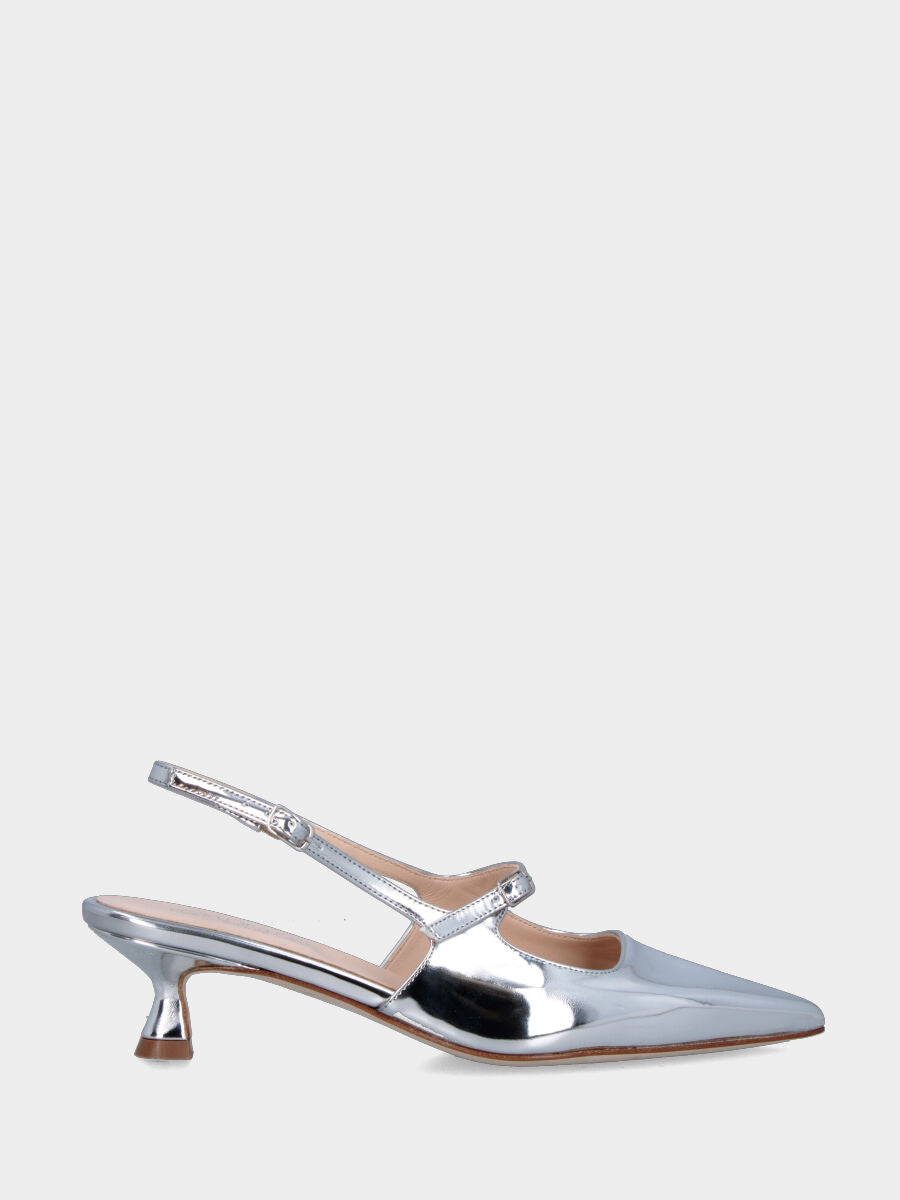 Slingback in laminato argento con cinturino sul collo e tacco a calice