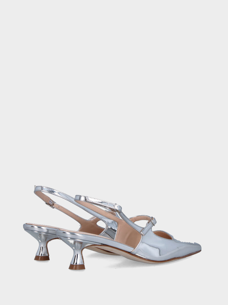 Slingback in laminato argento con cinturino sul collo e tacco a calice