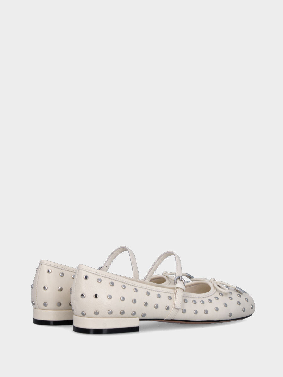 Ballerina in nappa bianca con borchiette tonde e fiocchetto