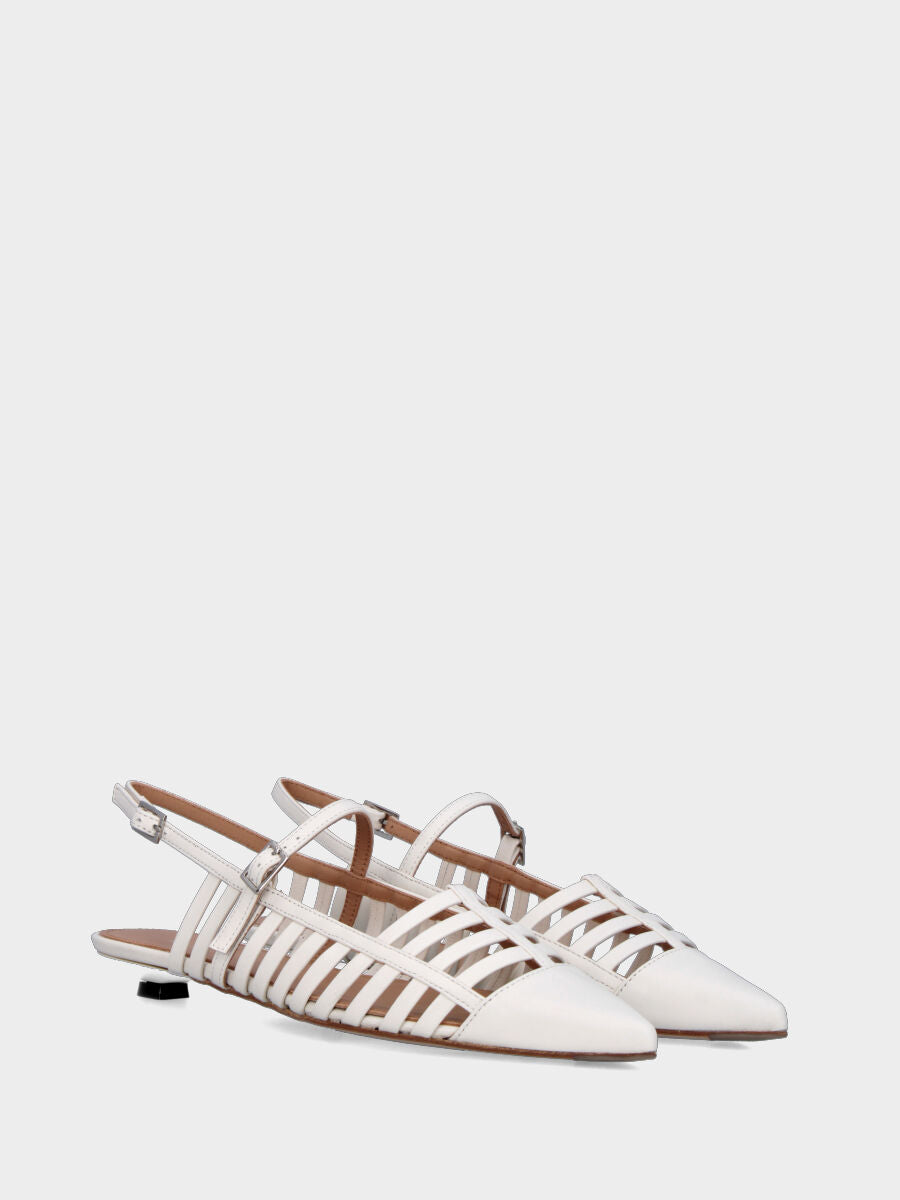 Slingback in nappa bianco latte con listini traforati e tacco a piattino