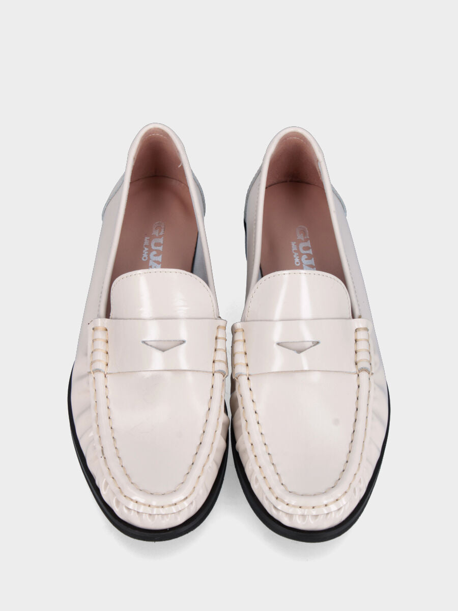 Mocassino in vitello abrasivato bianco con vaschetta arricciata