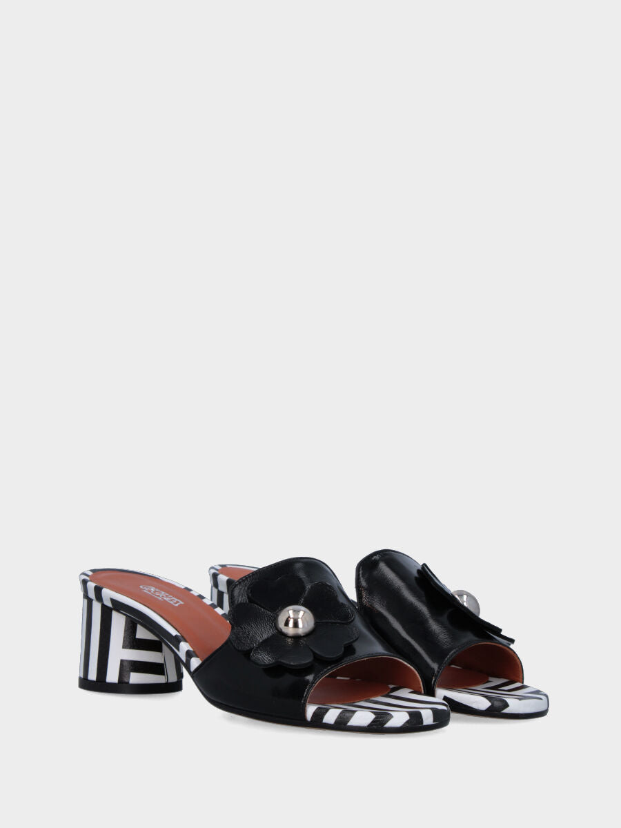 Ciabattina in verlux nero con fiore e tacco cilindrico