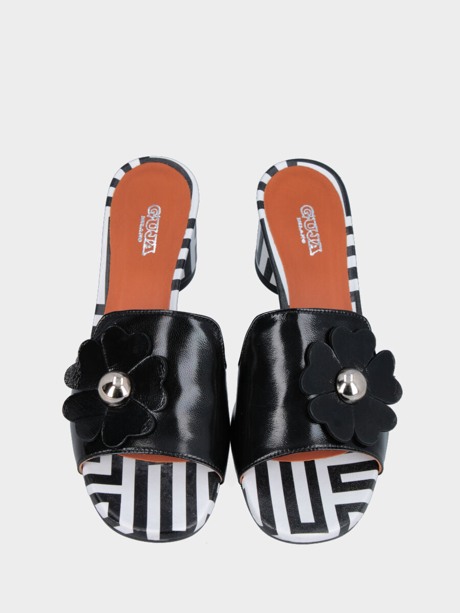 Ciabattina in verlux nero con fiore e tacco cilindrico