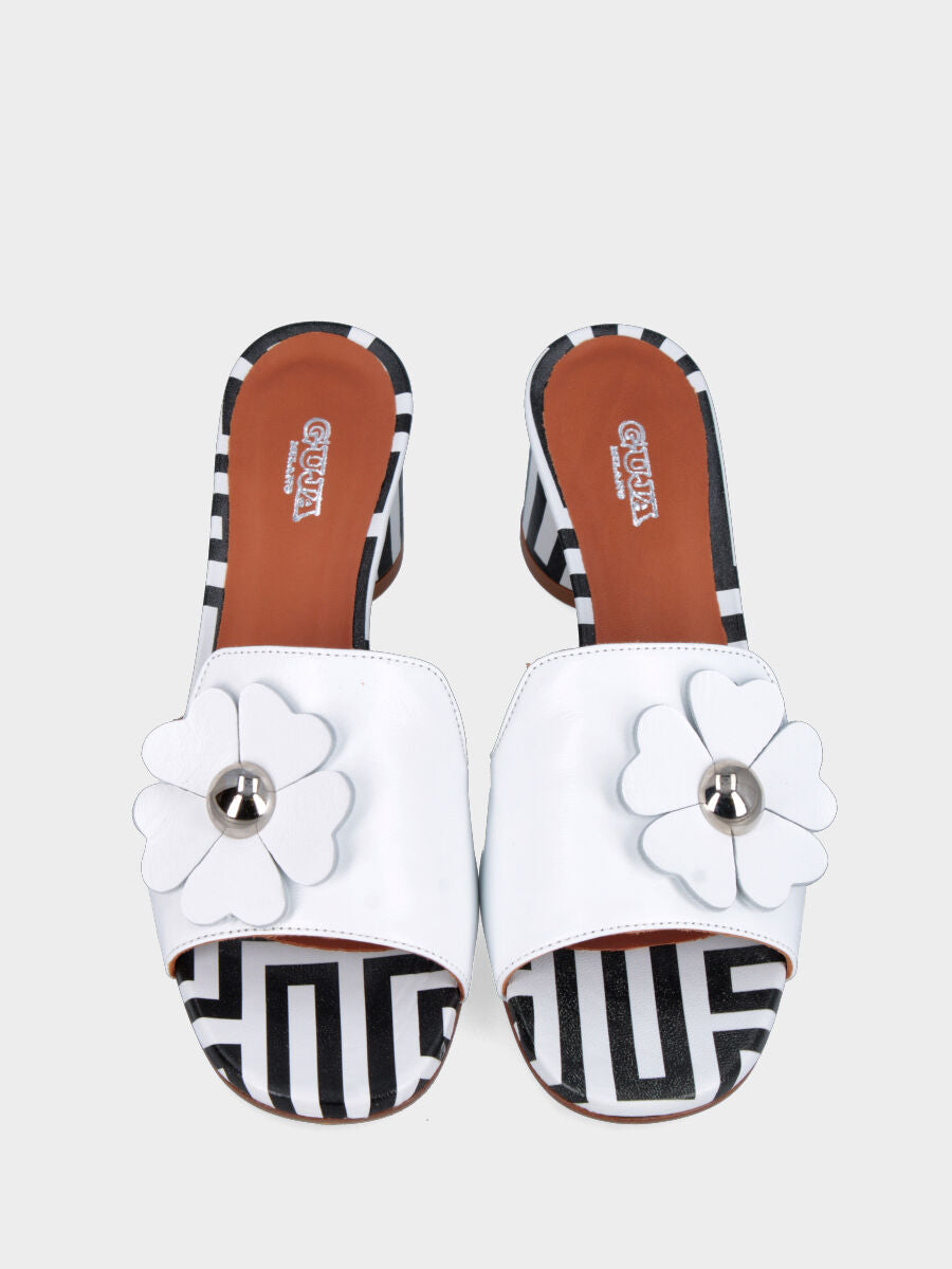 Ciabattina in verlux bianco con fiore e tacco cilindrico