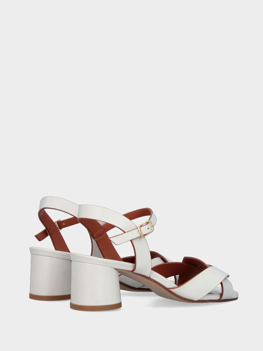 Sandalo in vitello bianco latte con fascette incrociate e tacco cilindrico