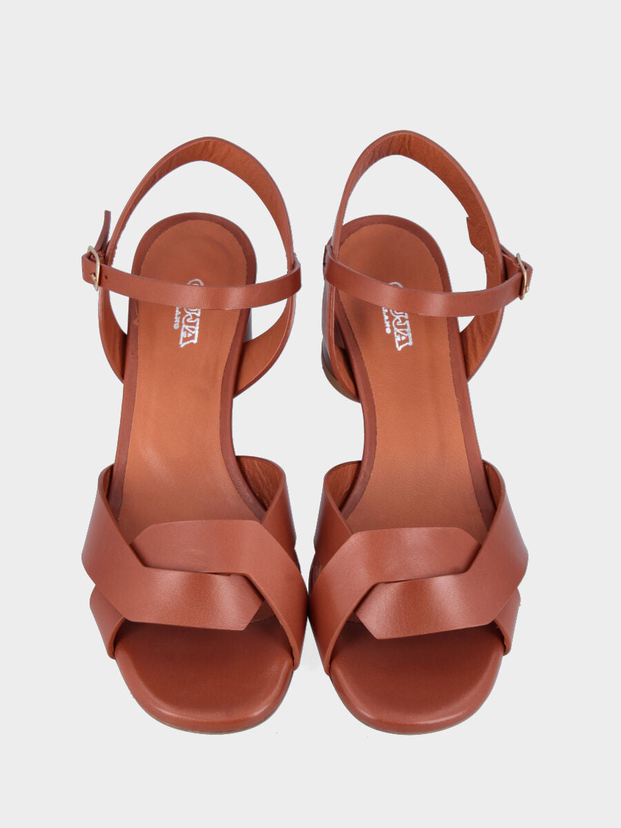 Sandalo in vitello color cuoio con fascette incrociate e tacco cilindrico