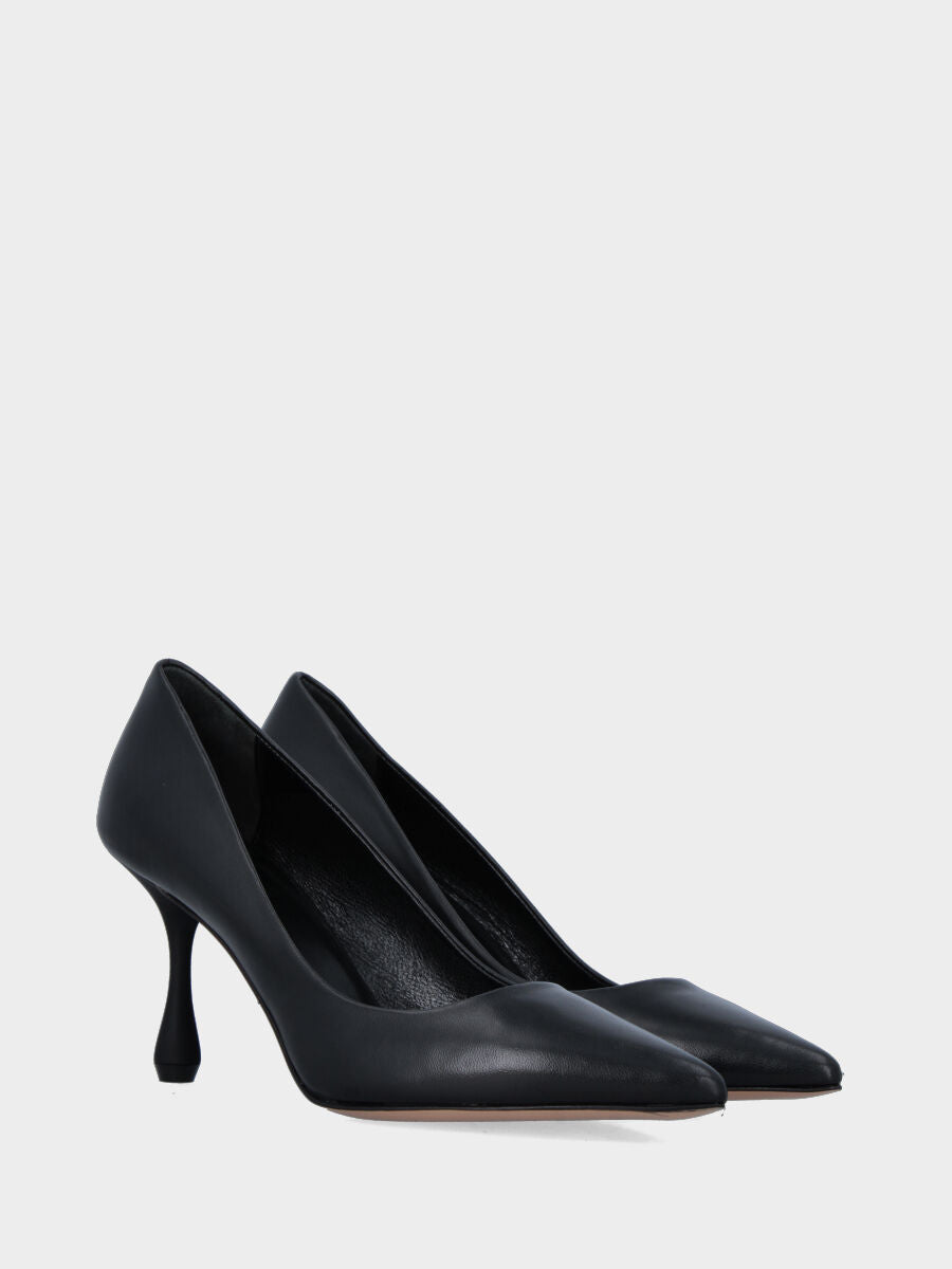 Décolleté in nappa nera con tacco a goccia e scollo tondo cucito