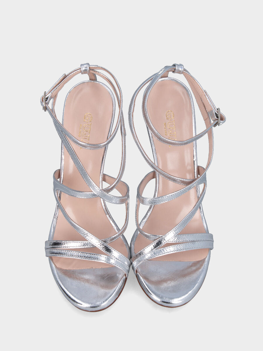 Sandalo in laminato argento con listini incrociati e tacco stiletto