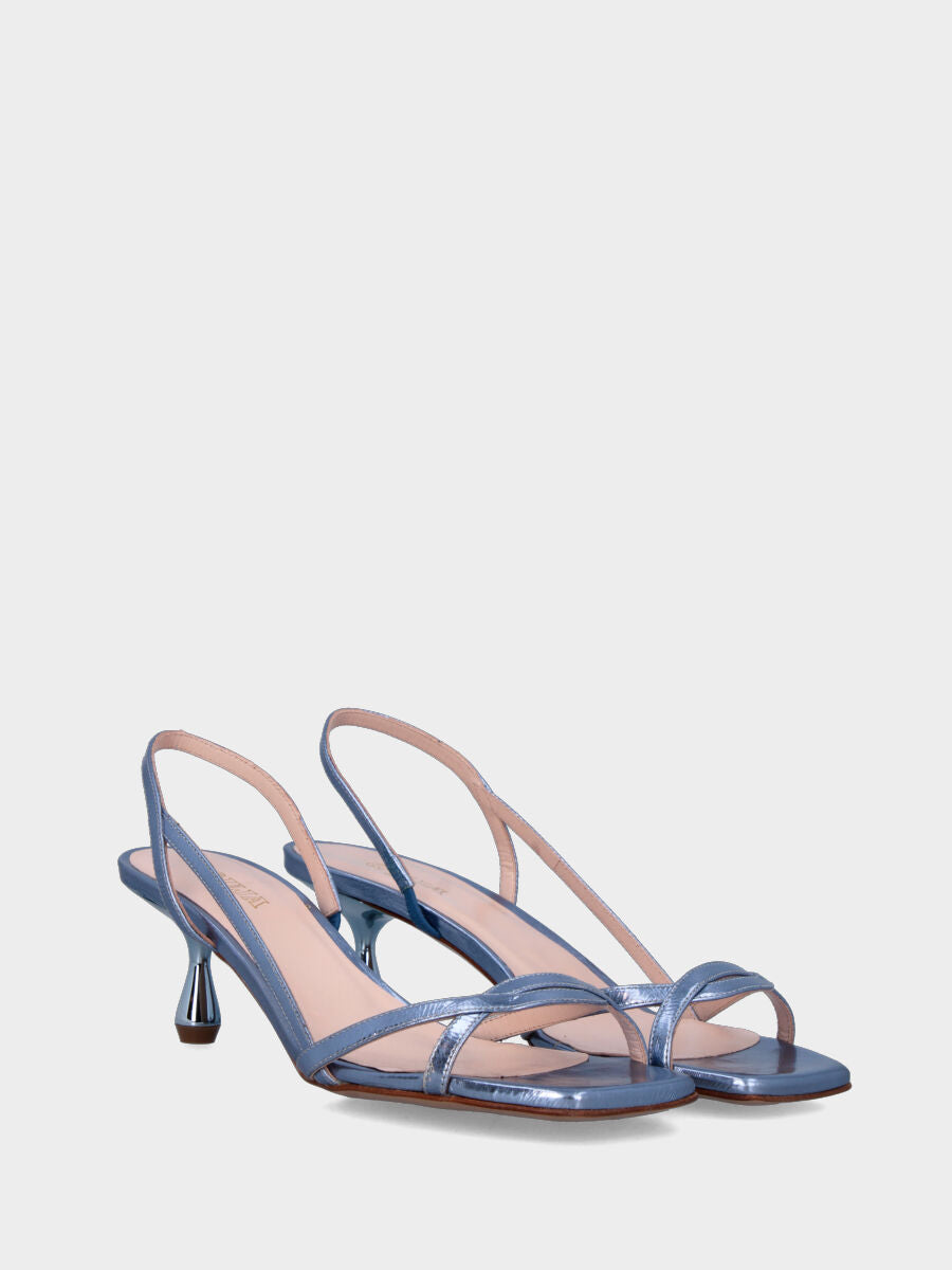 Sandalo in laminato celeste con listini incrociati e tacco a calice