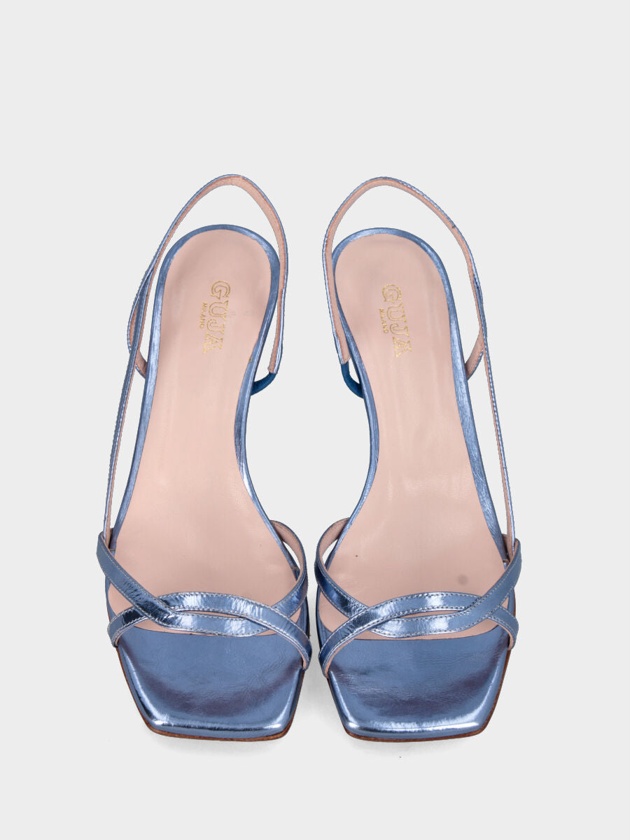 Sandalo in laminato celeste con listini incrociati e tacco a calice