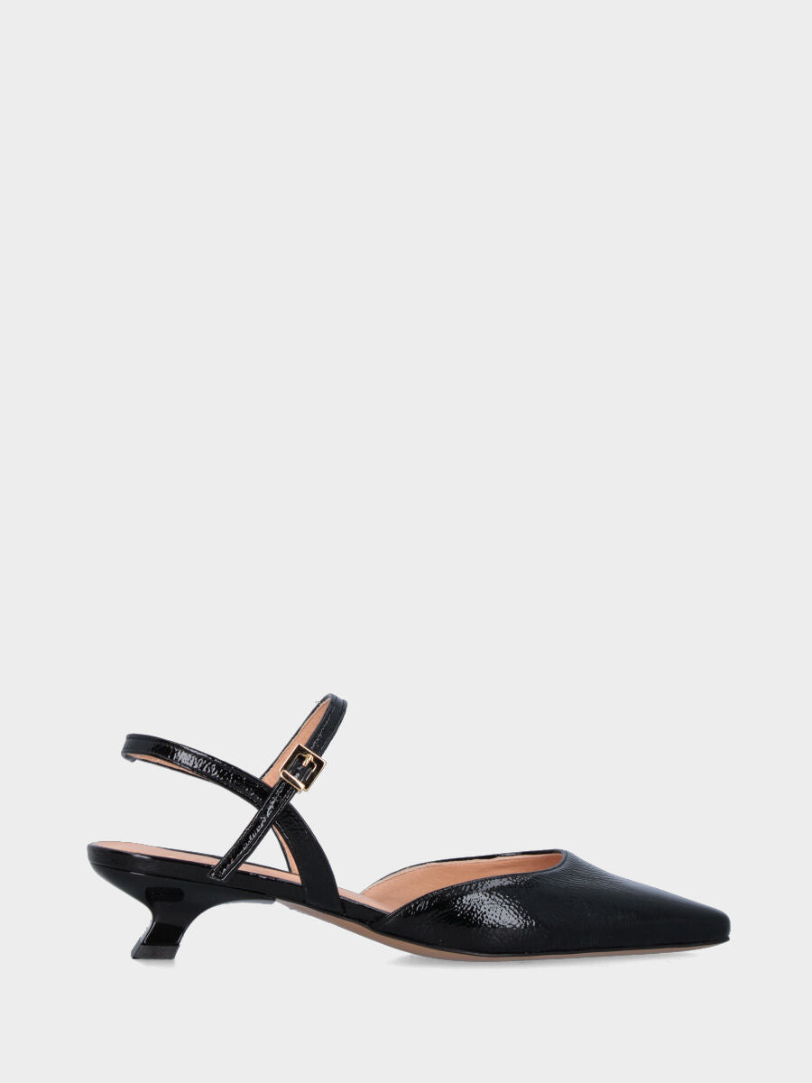 Slingback in naplak nero con cinturino a pipetta e tacco a calice