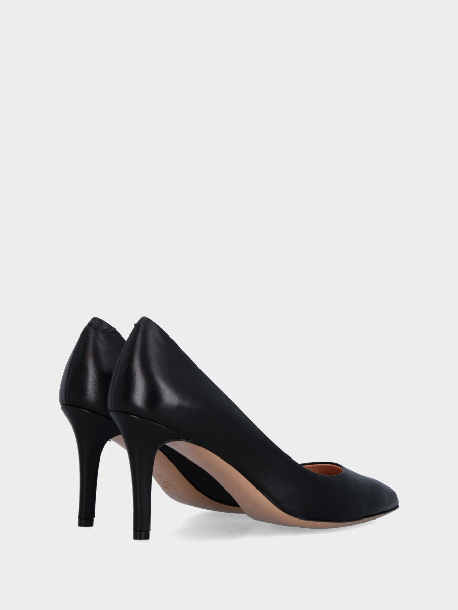 Décolleté in nappa nera con lavorazione a sacchetto e tacco a coda