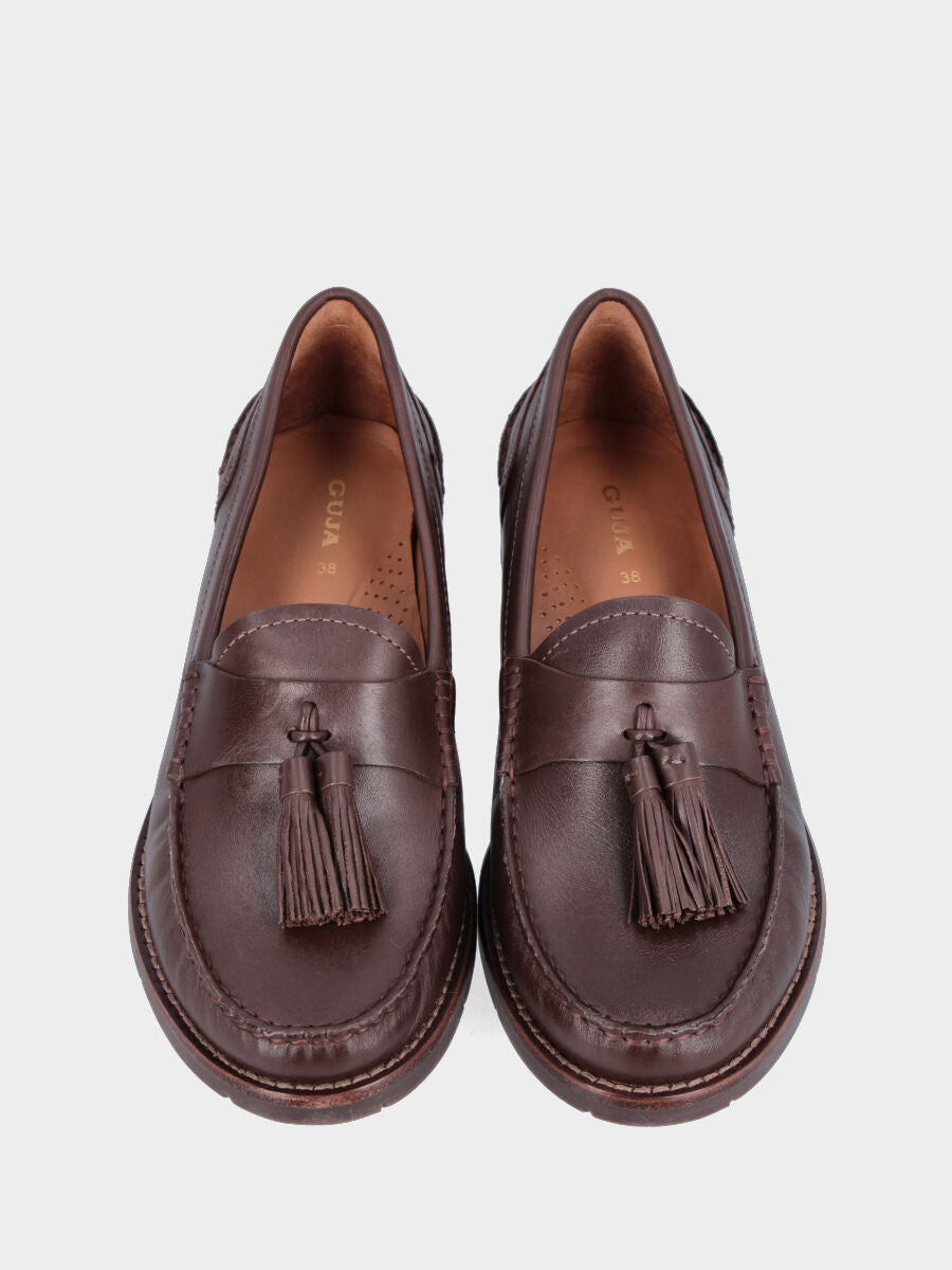 Mocassino in vitello marrone con vaschetta cucita in cresta e nappine