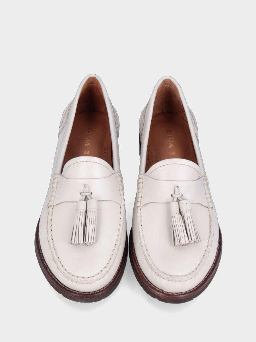 Mocassino in vitello bianco con vaschetta cucita in cresta e nappine