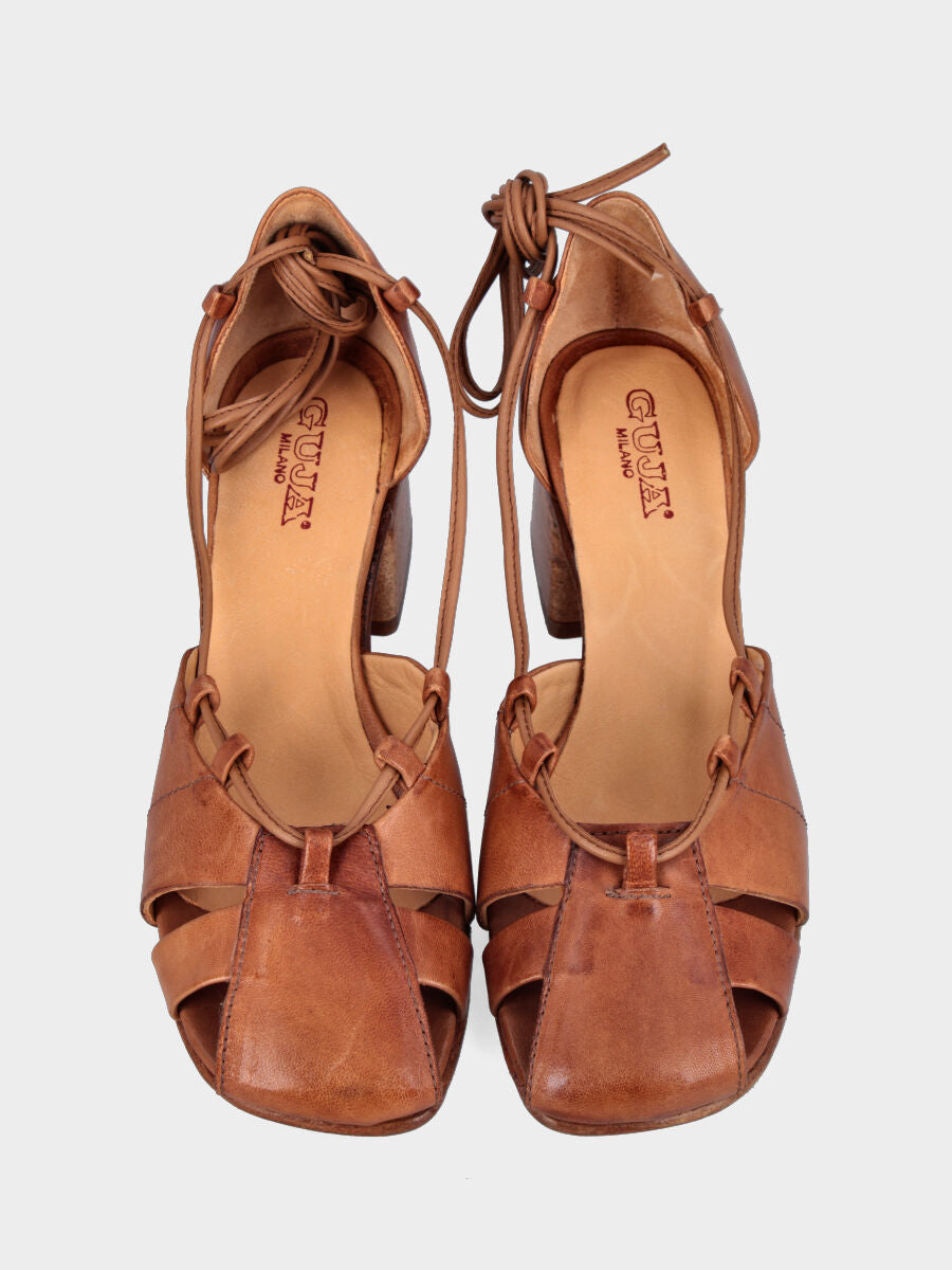 Sandalo in vitello color cuoio con laccio alla caviglia e tacco monoblocco