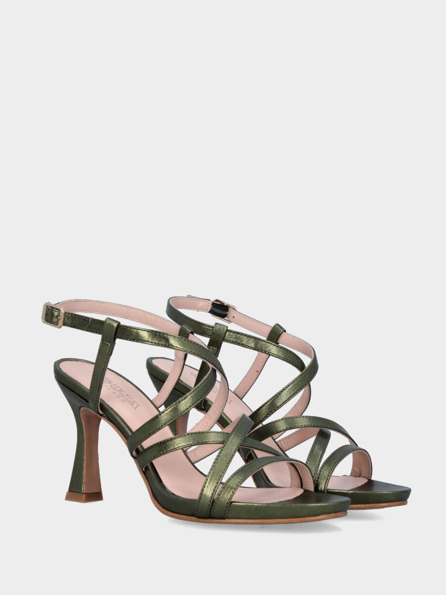 Sandalo in laminato verde con plateau, listini incrociati e tacco a calice