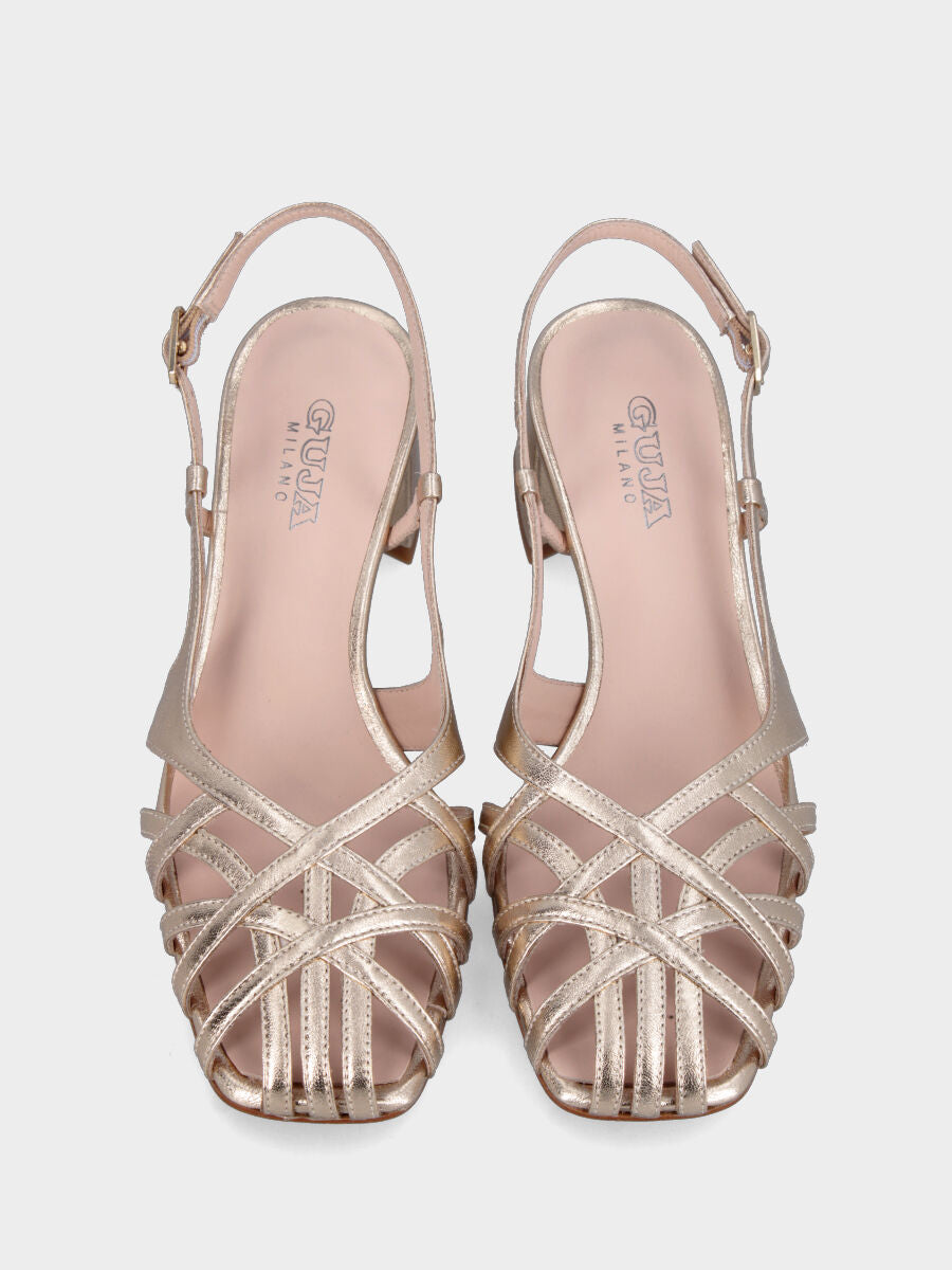 Sandalo in laminato platino con listini incrociati e tacco a blocco