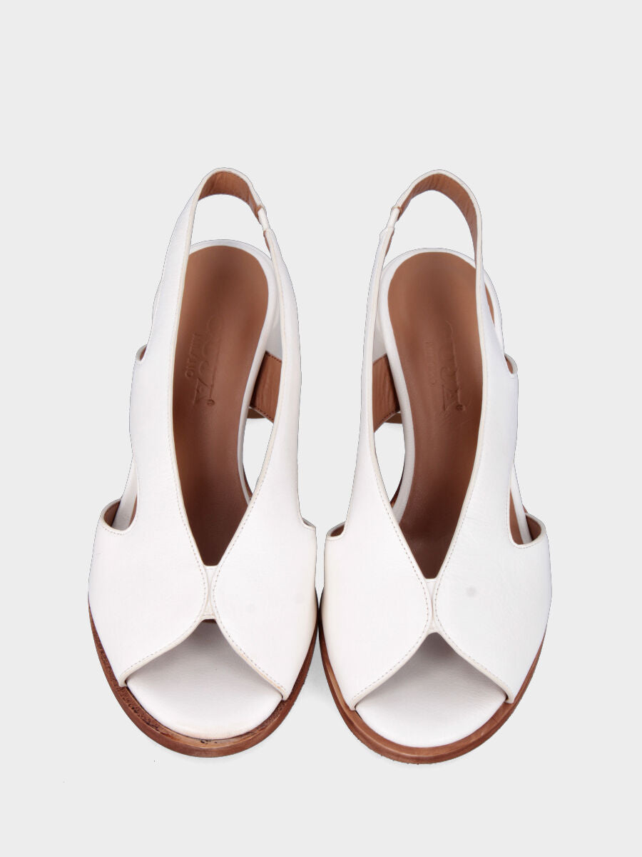 Sandale en cuir de chèvre blanc lait avec brides perforées et talon bloc