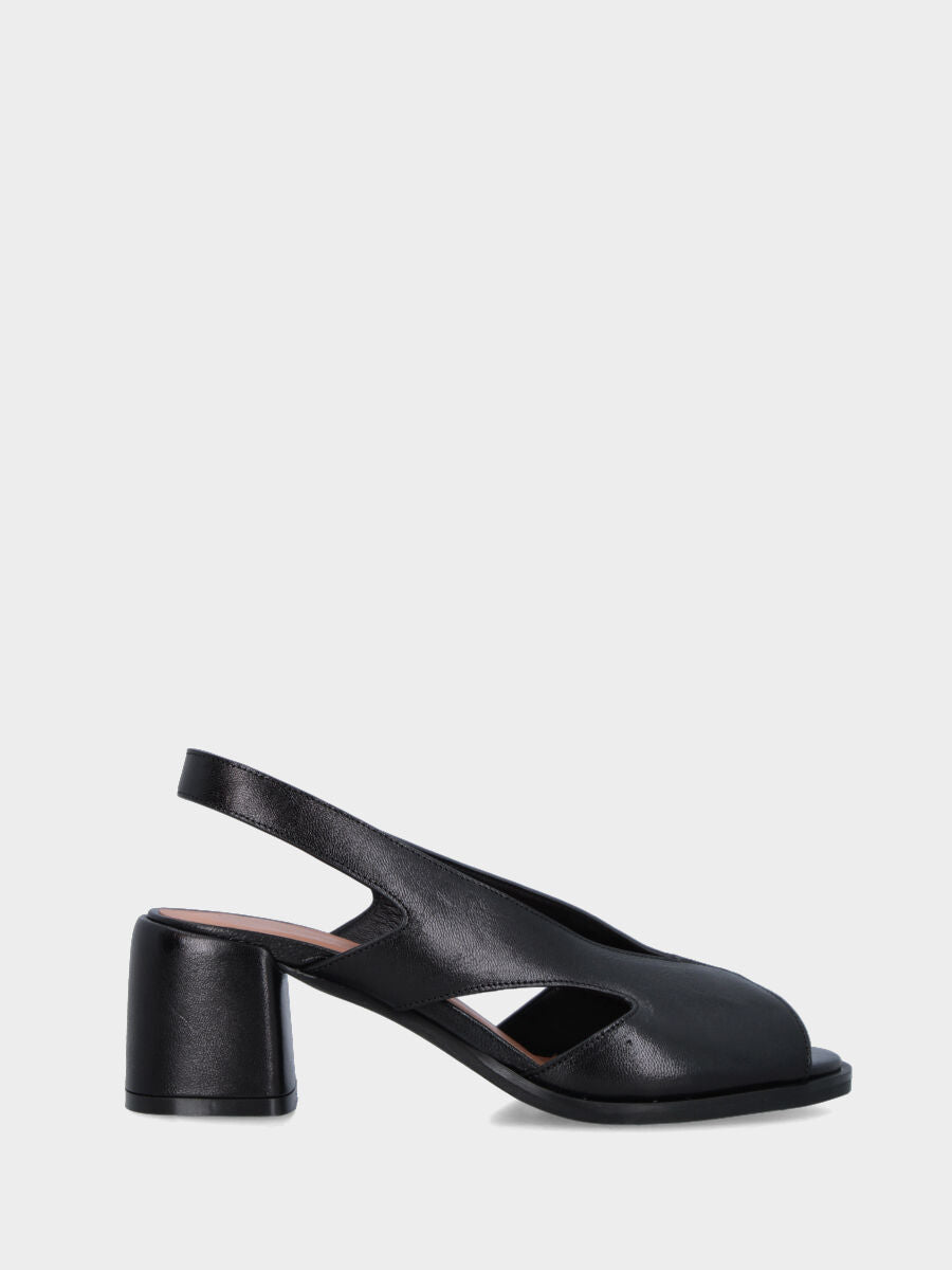 Sandalo in capra nera con fasce forate e tacco a blocco